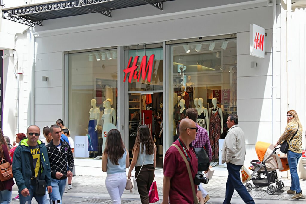 عروض صيف 2024 على H&M خصومات هائلة ومكياج صيفي ساحر!