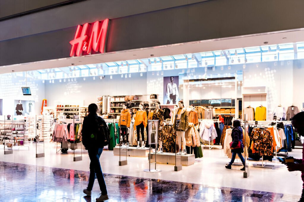 نبذة عن H&M رحلة من السويد إلى العالمية بأسعار مناسبة وعروض حصرية